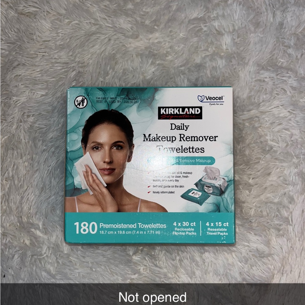 Kirkland Signature Makeup Remover Towelettes White and Green